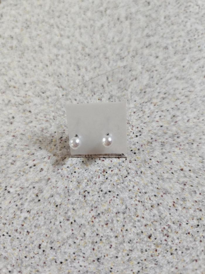 Boucle d'oreille mini perle