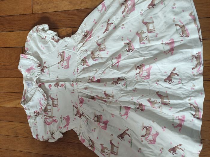 Robe arrive aux genoux