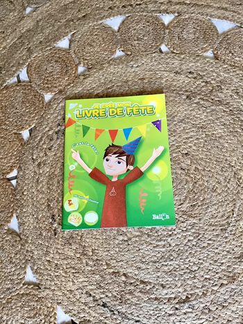 Livre je crée mon livre de fêtes avec 96 stickers