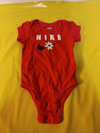 Body grenouillère Nike rose taille 9 mois