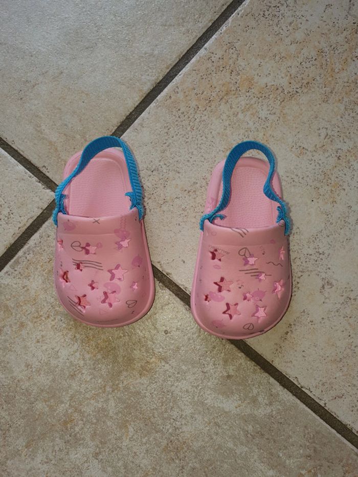 Tongs fille avec attache à l'arrière. Pointure 19