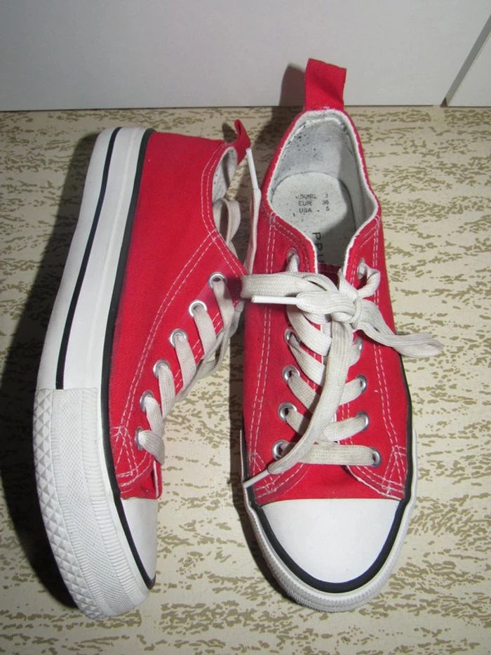 Baskets rouge