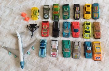 Lot de vielles petites voitures et avions