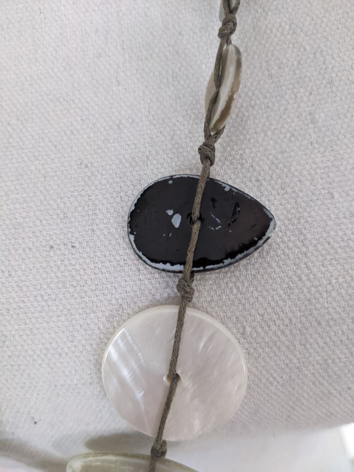 Collier sautoir noir avec pierres plates beige, taupe et noir - photo numéro 3