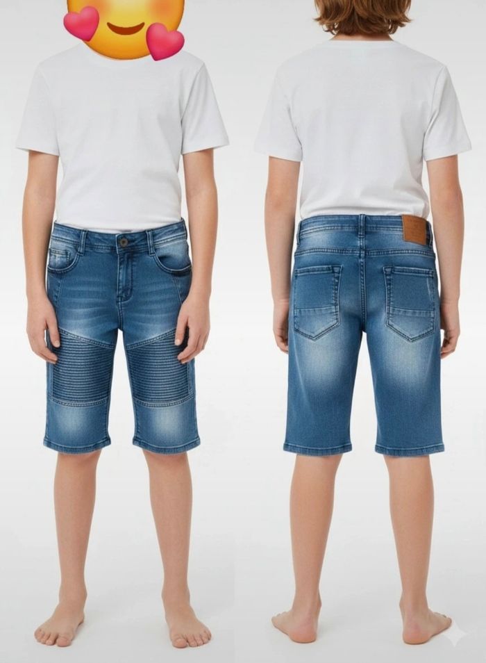 Bermuda en jeans bleu clairement inspiré de la mode streetwear/biker