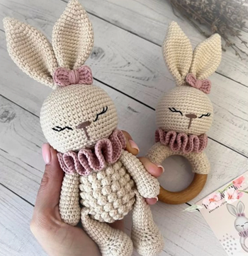 🐰 Coffret Peluche et Hochet Lapin – Fait main avec amour (Orléans)