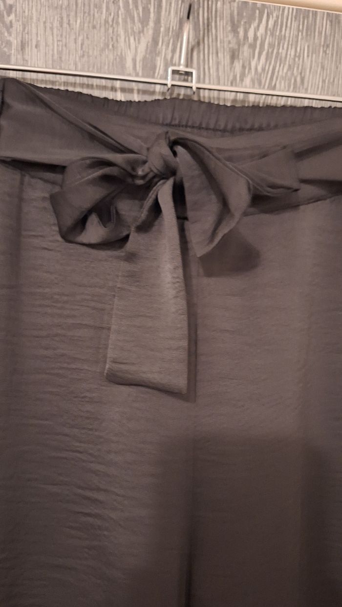 Pantalon crêpe fluide à ceinture élastiquée et nœud noir - photo numéro 4
