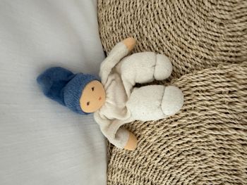 Poupée Nanchen Hochet Nucki bleue 