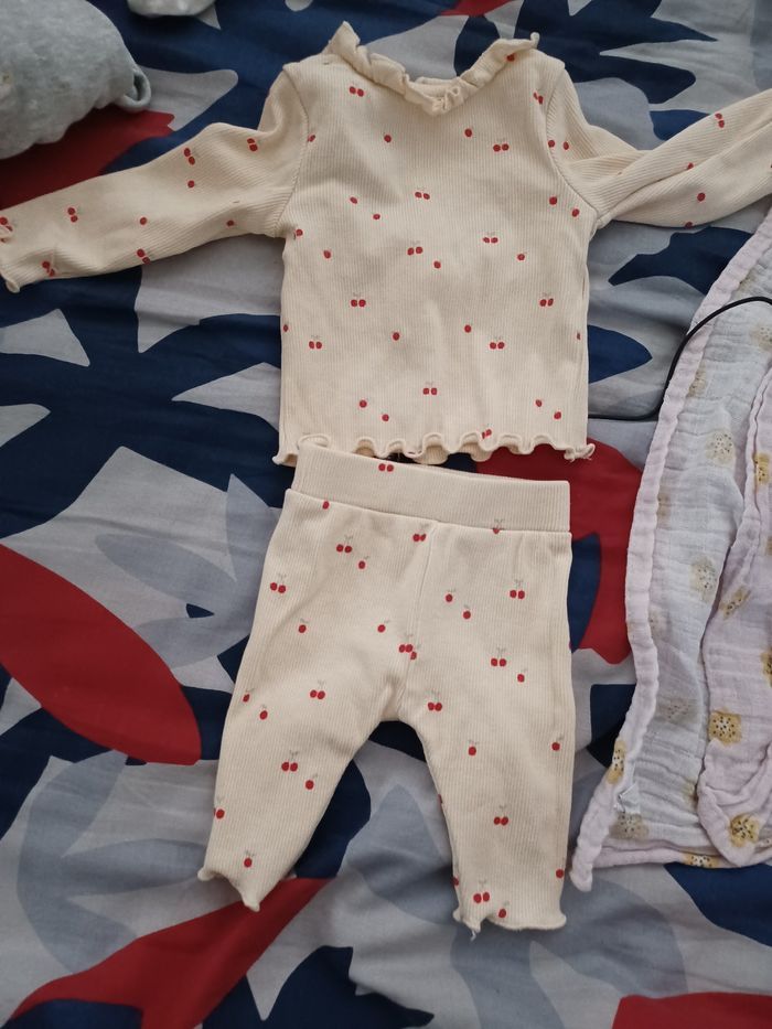 Lot de vêtements de naissance et 1 mois - photo numéro 2
