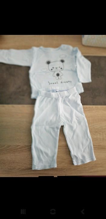 Lots de deux pyjamas plus un gilet taille 9 mois