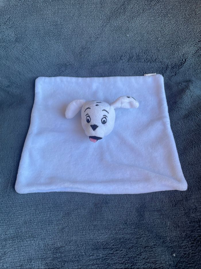 Doudou plat blanc chien dalmatien grelot Disney Carrefour