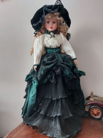 Poupée en porcelaine