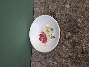Assiette creuse blanche motifs fleurs