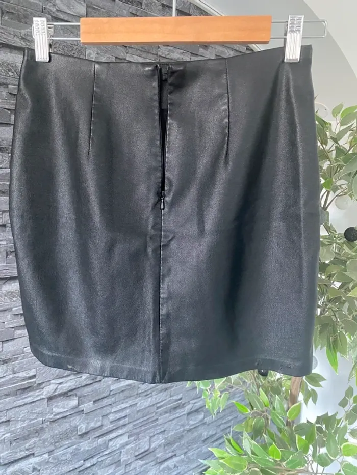 🖤Sublime jupe courte noire en simili cuir - Taille M - Camaïeu 🖤 - photo numéro 4