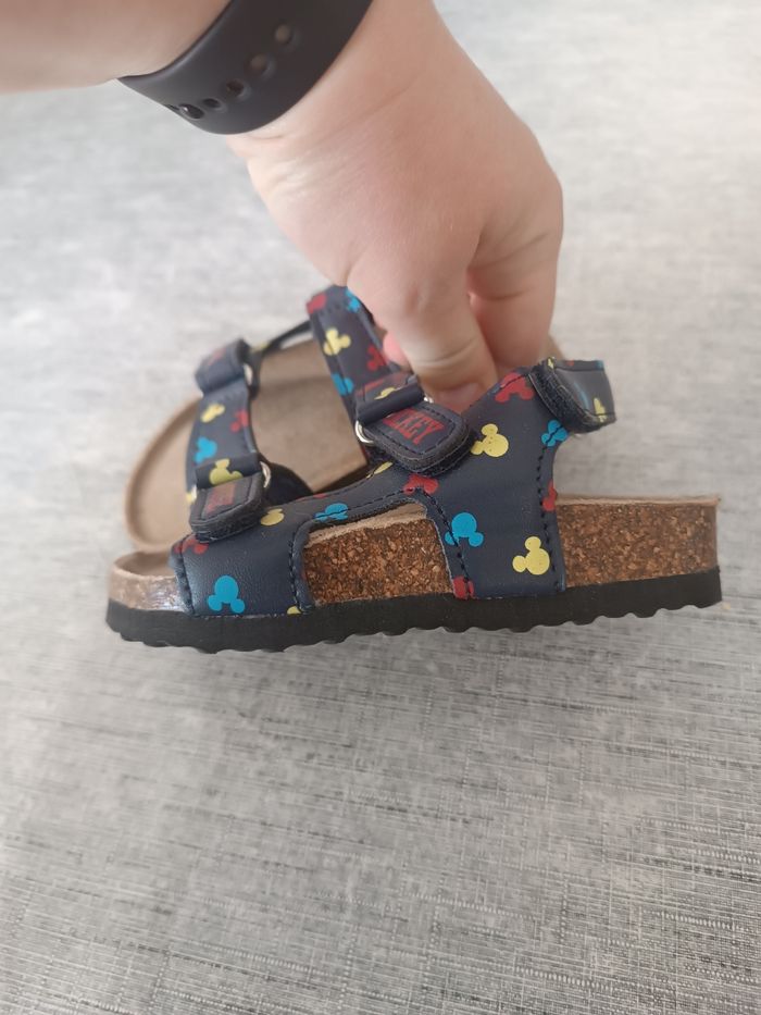 Sandales Mickey garçon taille 23 - photo numéro 2