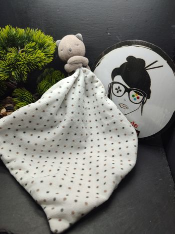Doudou chat beige gris mouchoir blanc pois obaibi point ours marmotte Loutre 