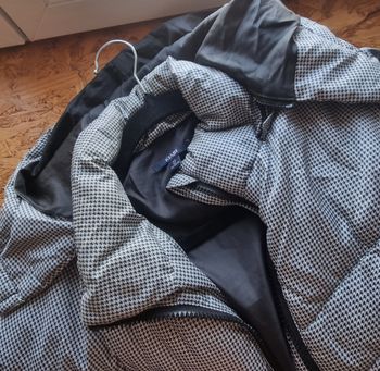 Blouson motifs noir et blanc avec capuche