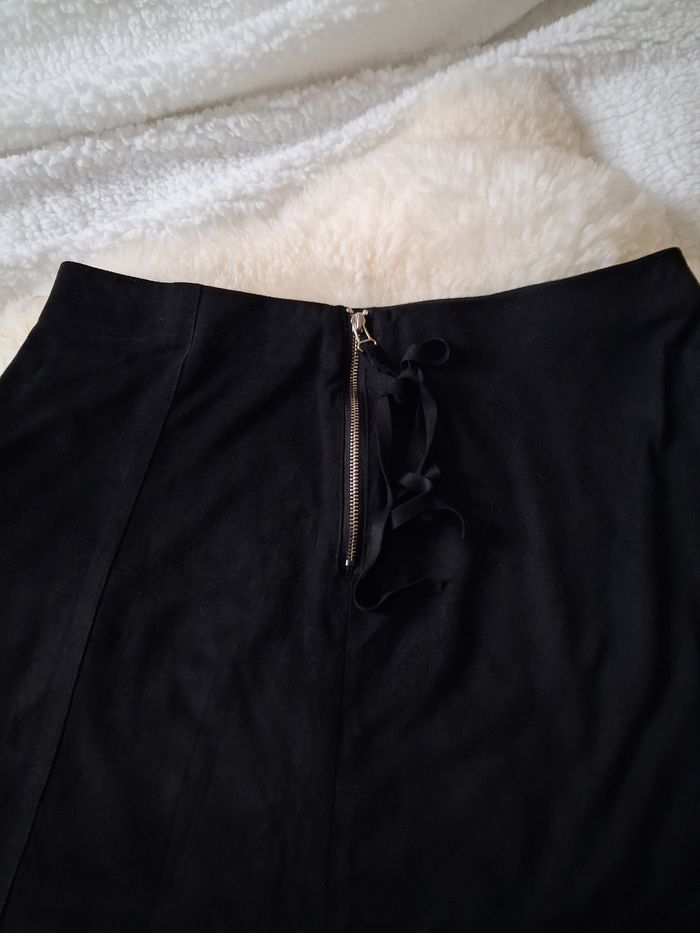 Jolie mini-jupe noir Zara taille 40 - photo numéro 2