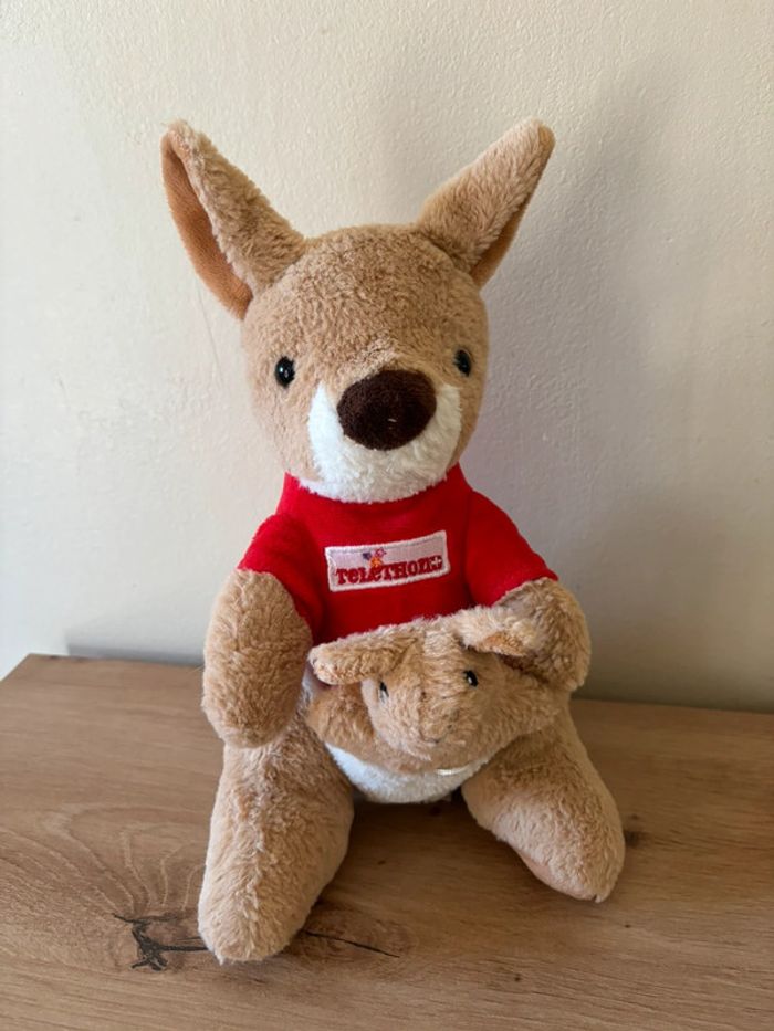 Doudou peluche kangourou rouge beige poche bébé telethon