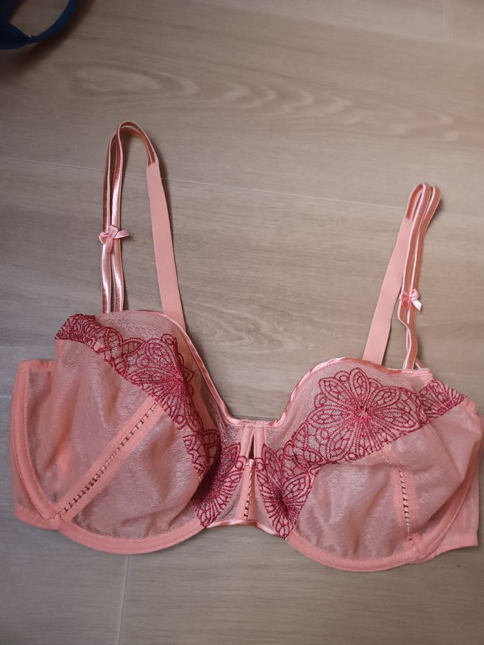 Soutien 100E neuf playtex avec armature pas de mousse Abricot - photo numéro 1