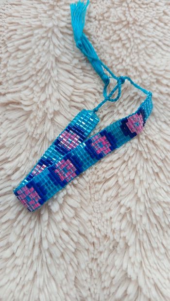 Joli bracelet a perles brillantes