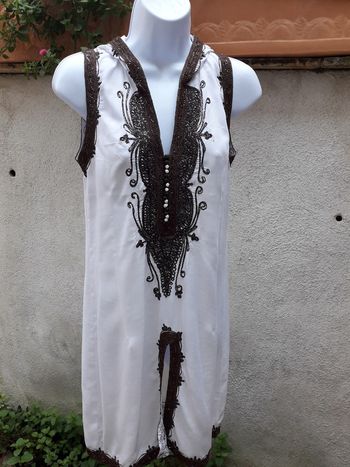 Tunique-robe marocaine à capuche blanc cassé, broderies marron