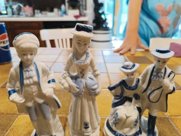 Figurine vintage porcelaine bleu et blanche - photo numéro 2