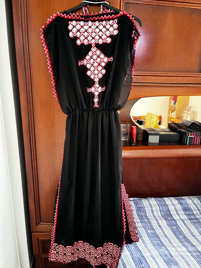 Robe kabyle 2 pièces, couleur noir, robe droite et chasubles en voile , galons et ceinture assorti