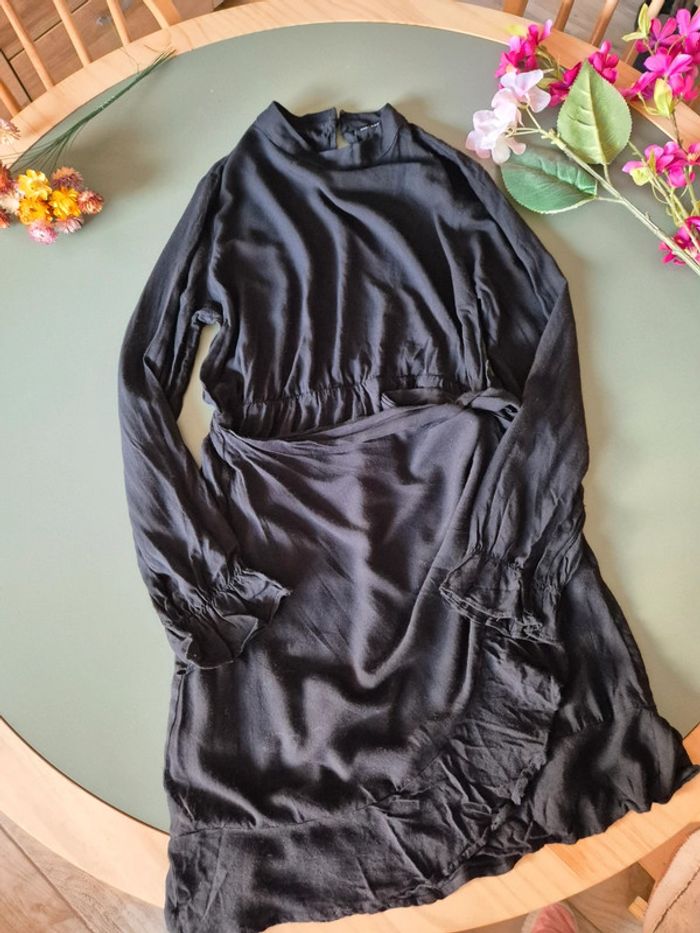 Jolie robe noire effet portefeuille, taille 42, Trendyol - photo numéro 2