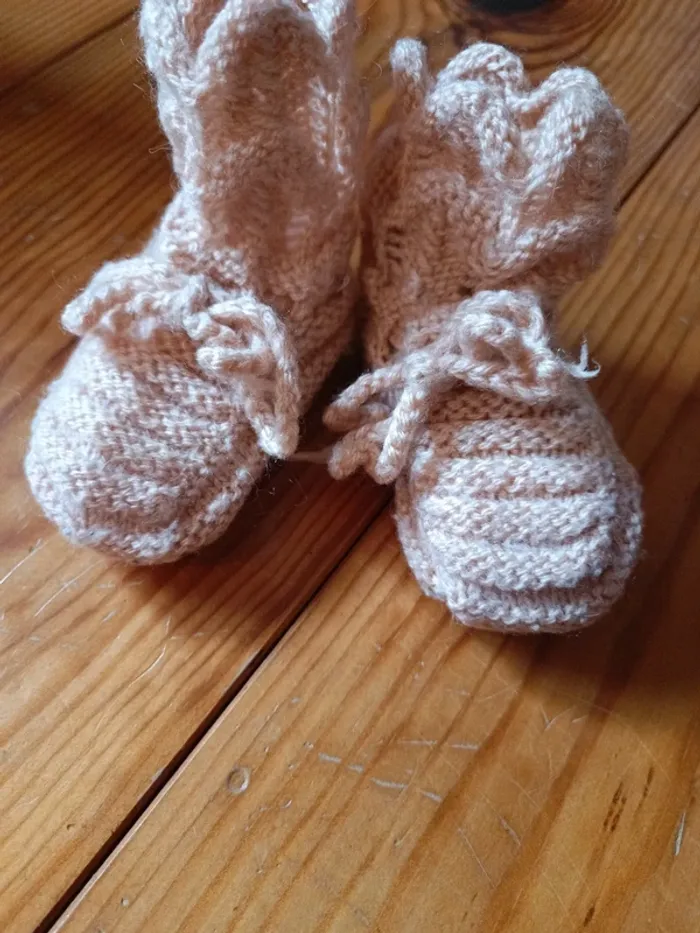 Petits chaussons hauts faits main - photo numéro 2