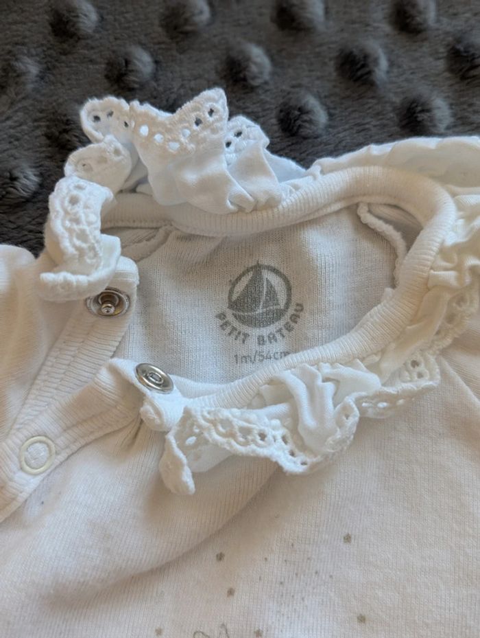 Body Petit Bateau - Taille 1 mois - Très bon état - Col à volant - photo numéro 3