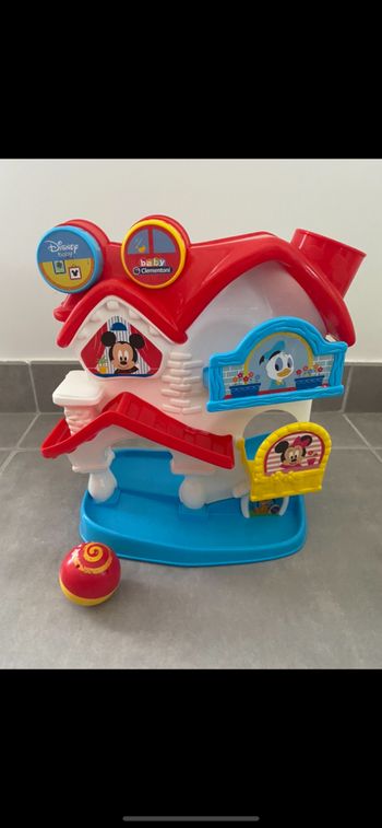 Maison de Mickey avec balle