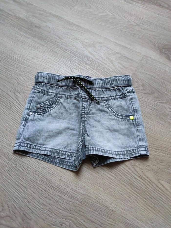 Short 9 mois neuf