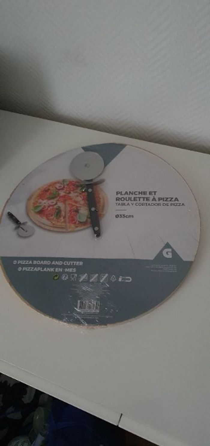 Planche pizza en bois avec roulette