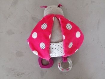 Doudou D activite Hochet Coccinelle rose gris blanc OBAIBI