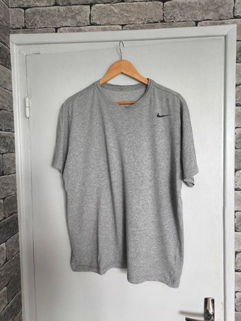 Tee shirt gris Nike taille M