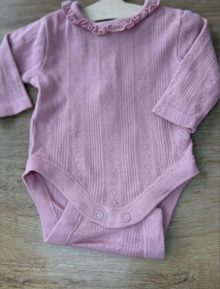 Body rose avec un joli col bébé fille - 1 mois - photo numéro 3
