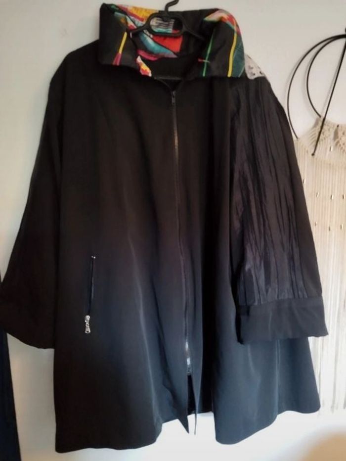 Blouson noire et multicolore