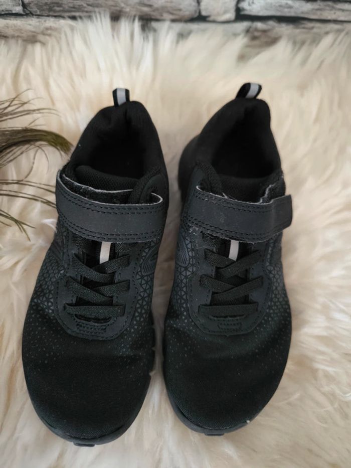 🖤 Paire de baskets de sports légères New Feel pointure 30 🖤 - photo numéro 2