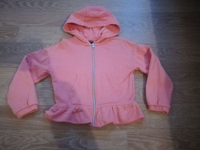 Gilet zippé à capuche 8 ans.