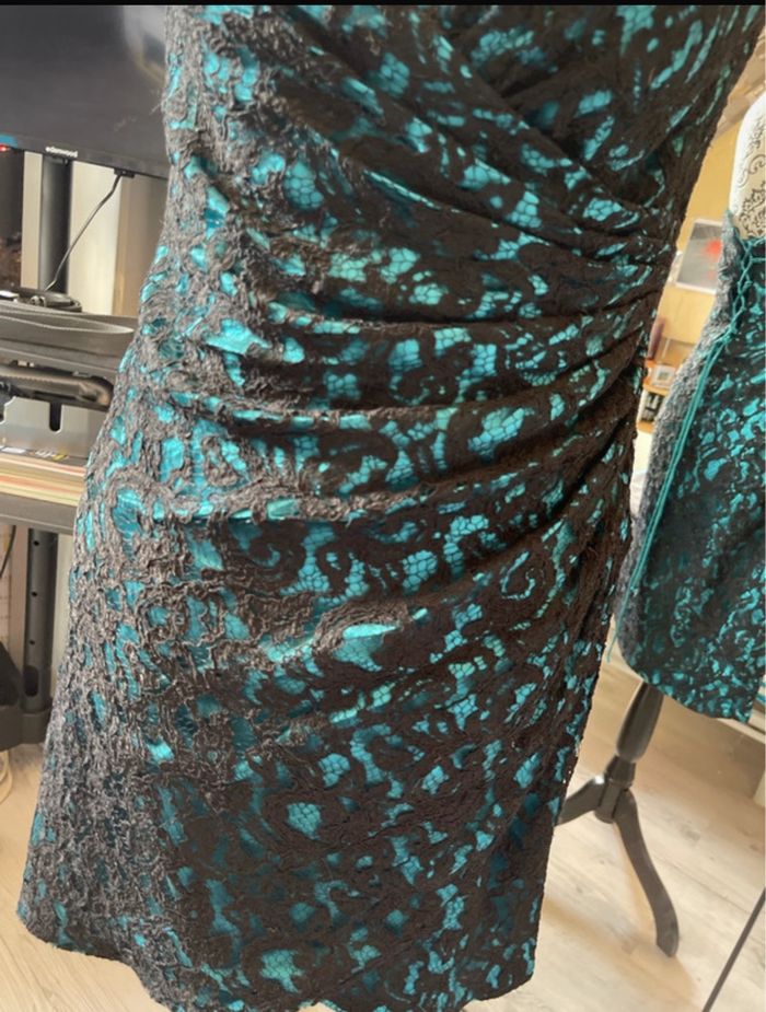 robe 38/40 bustier strass et dentelle noir  moulante - photo numéro 4