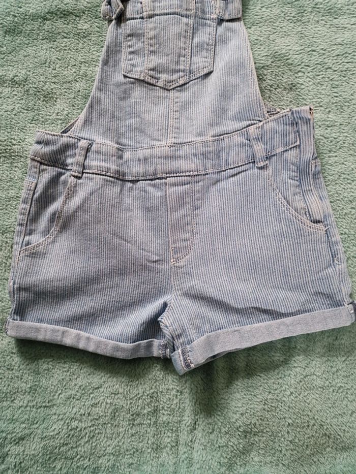 Très jolie salopette short 8 ans - photo numéro 3