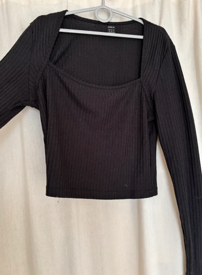 Petit pull noir côtelé à col carré