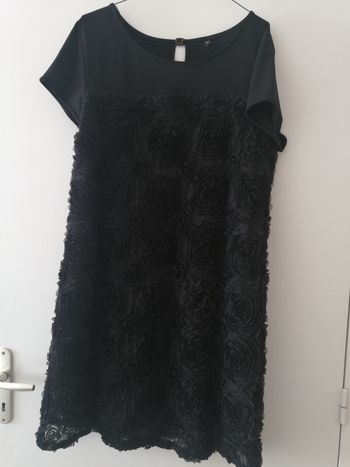 Robe noire à fleur