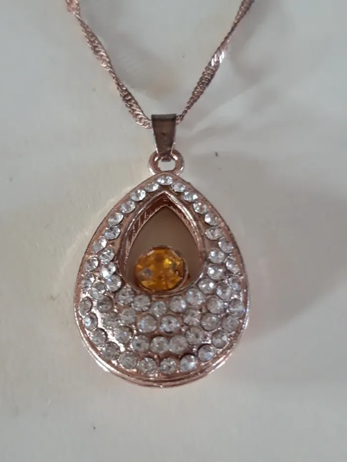 Joli pendentif forme goutte avec strass