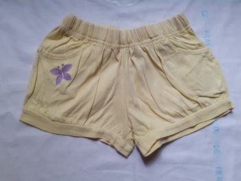 Short jaune motif papillon mauve