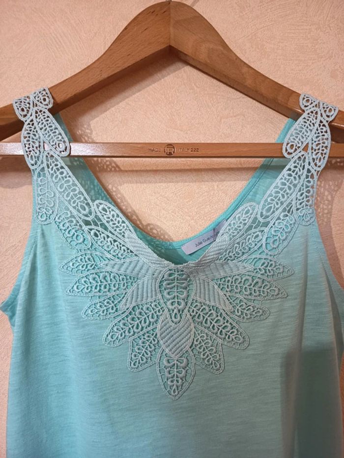 Tee-shirt bretelles . Marque Julie guerlande . Belle dentelle du haut des bretelles au col.