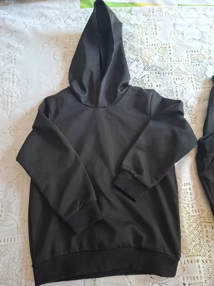 Ensemble SHEIN sweat à capuche + pantalon jogger noir garçon 7 ans, en très bon état - photo numéro 3