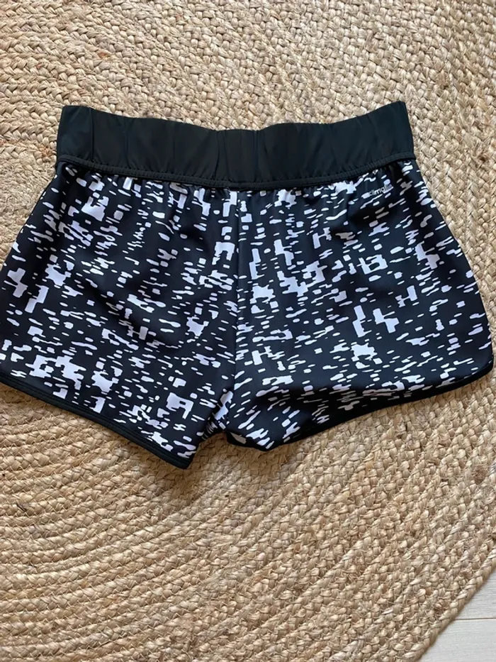 Short de sport Adidas femme – Taille S – Motif pixel noir et blanc - photo numéro 2