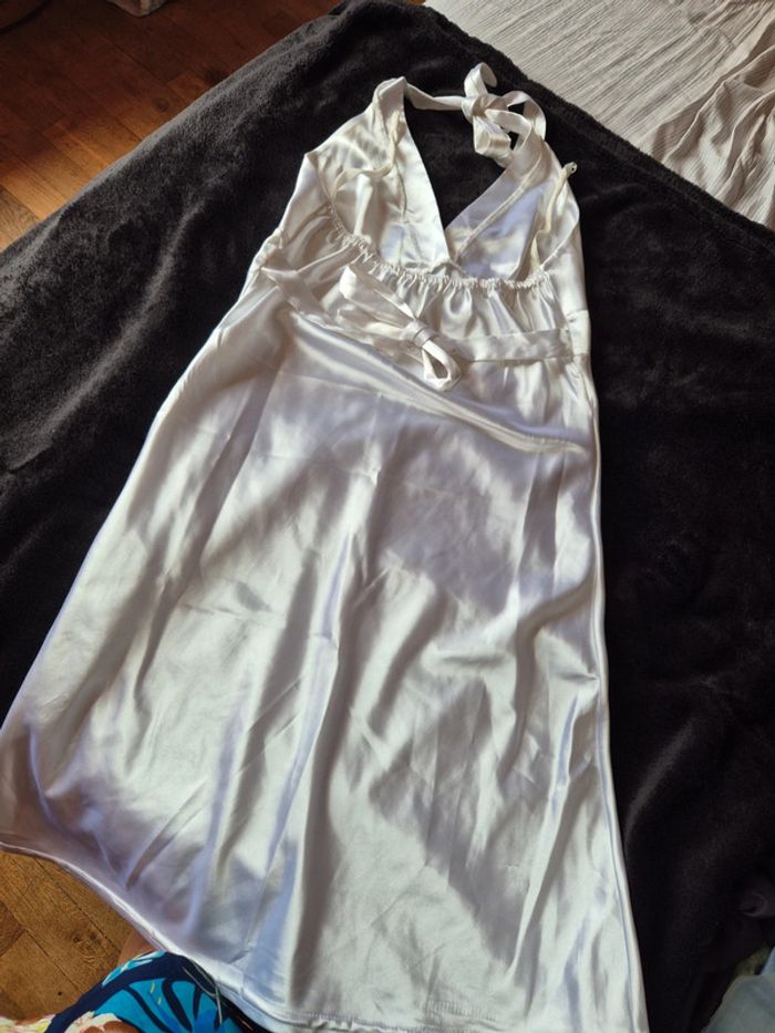 jolie robe blanche satinée dos nu - photo numéro 3